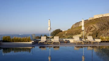 Una piscina al aire libre de temporada
