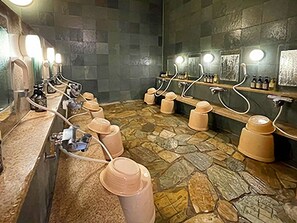 Haartrockner, Toilette mit elektrischem Bidet, Handtücher, Shampoo