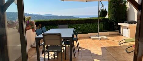 屋外ダイニングエリア