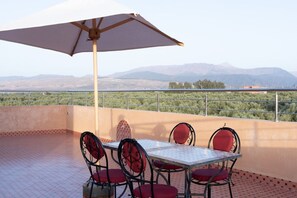 Outdoor dining - Lux Villa, Pool and Mountains View (Ourika)