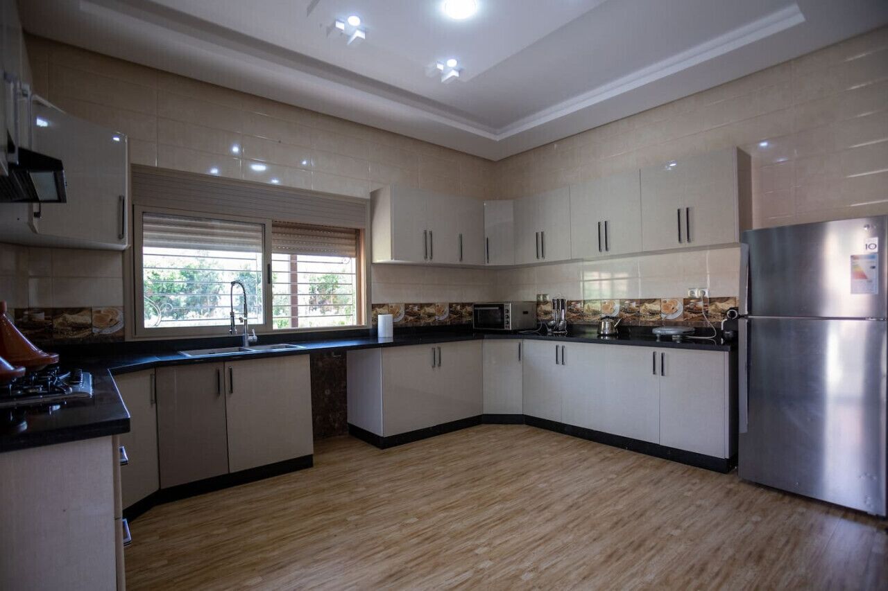 Refrigerador, horno, parrilla de estufa y cafetera y tetera 