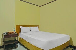 Laptop workspace, free WiFi, bed sheets - Hotel O Adam Kost SyariahNearWisata Jembatan Barito (Alalak)