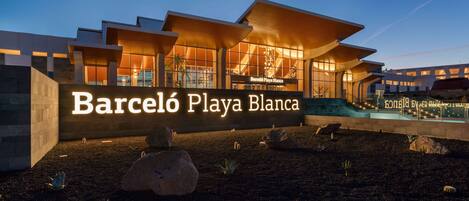 Façana frontal de l'allotjament (vespre/nit)