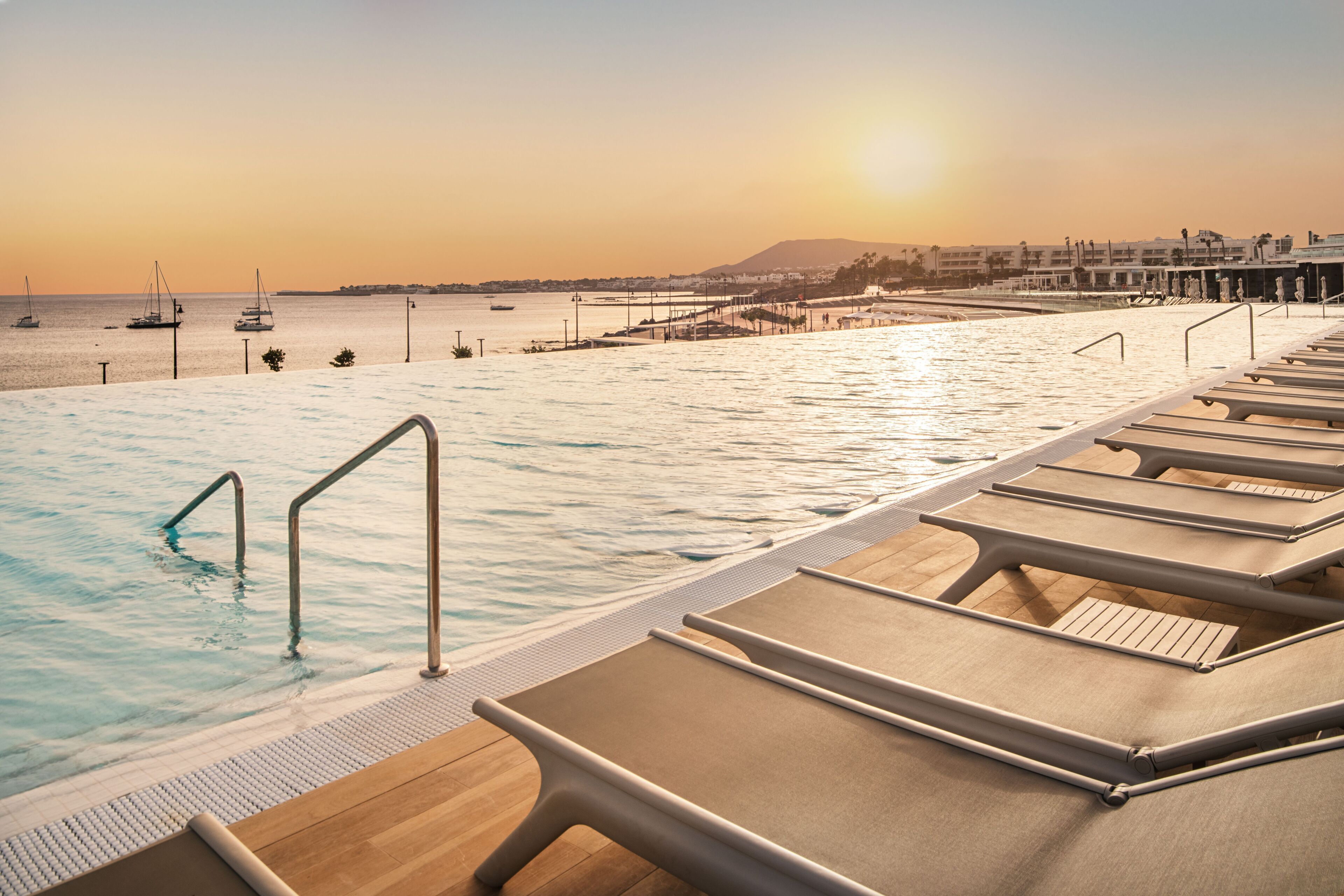 야외 수영장, 수영장 파라솔, 일광욕 의자