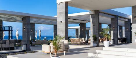 Bar en bord de piscine