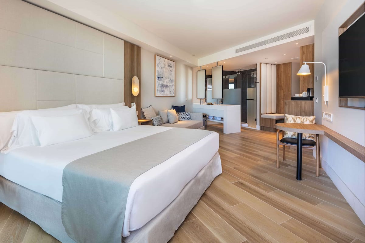 Premium bedding, minibar, in-room safe, iron/ironing board