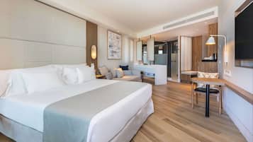 Una habitación de hotel moderna con una cama grande, un escritorio, una silla y un televisor.
