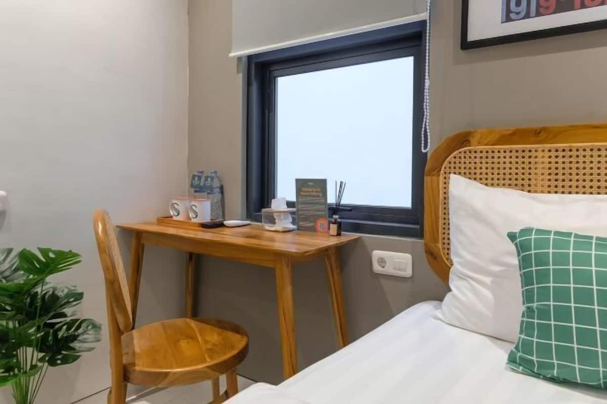Desk, free WiFi, bed sheets