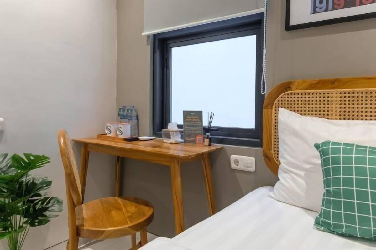 Escritorio, wifi gratis y ropa de cama