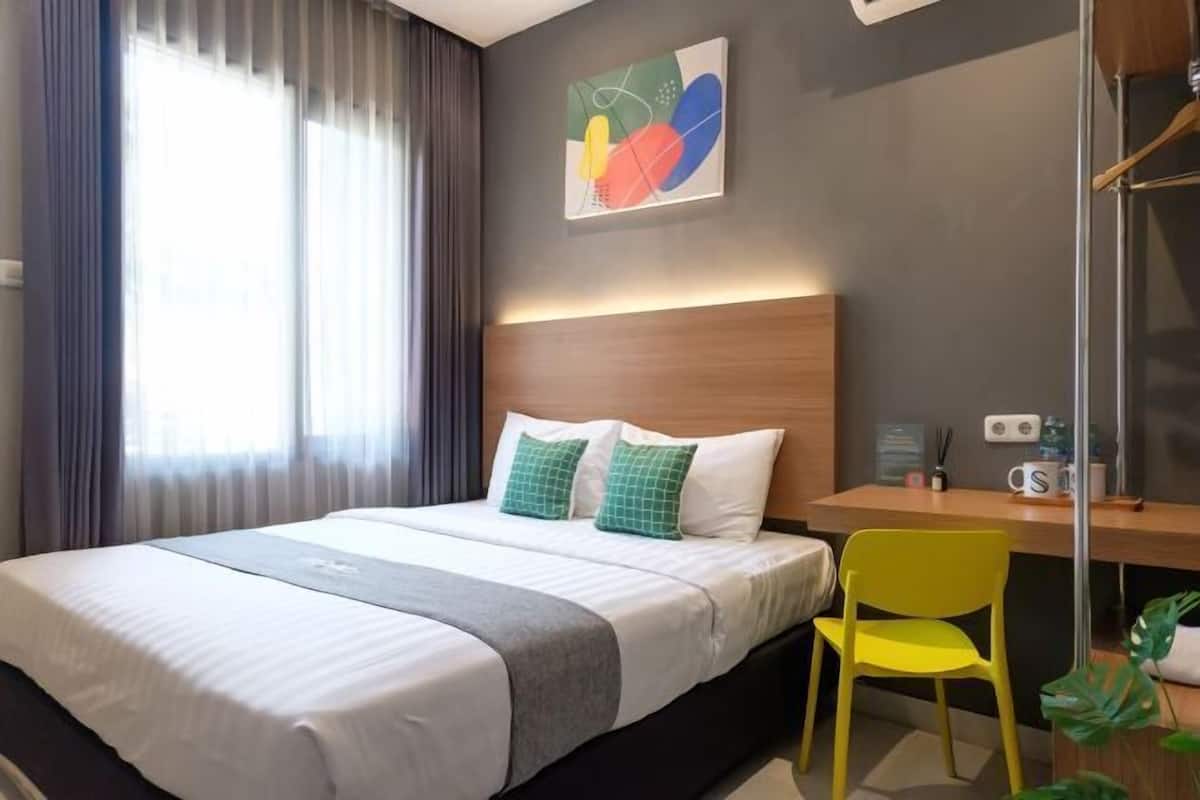 Escritorio, wifi gratis y ropa de cama