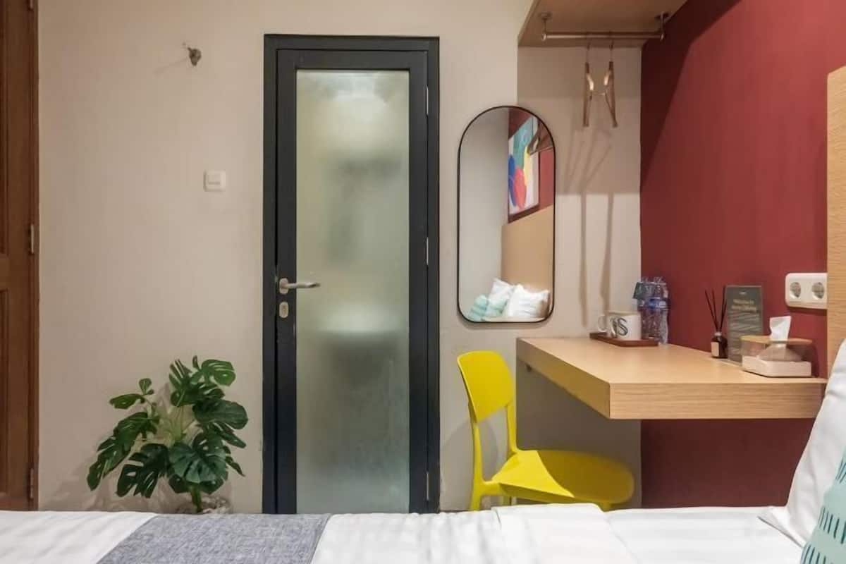 Escritorio, wifi gratis y ropa de cama