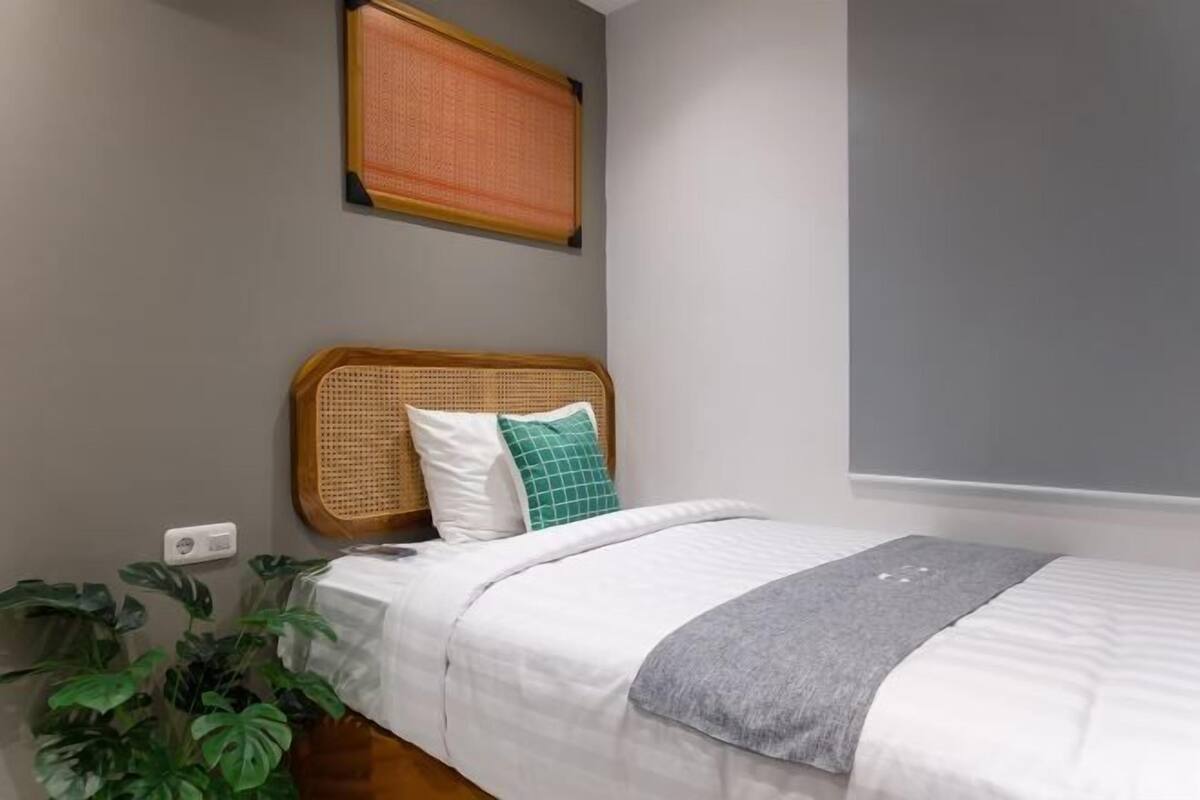Escritorio, wifi gratis y ropa de cama