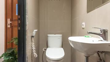 Habitación estándar doble | Baño | Ducha, bidé, toallas y jabón