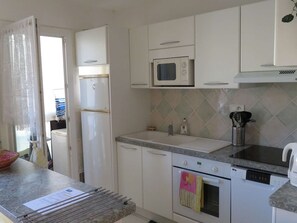 Microwave, oven, stovetop, dishwasher - Air-Conditioned 2-Bedroom Apartment with Parking in Favière, Close to Shops and Beach (Bormes-les-Mimosas)