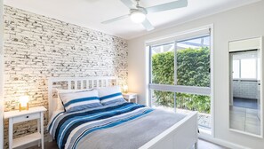 3 bedrooms, iron/ironing board, free WiFi - Seabreeze, 18 Abel Place - fantastic holiday house on the beach (Anna Bay)
