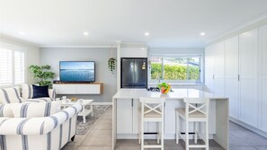 Smart TV - Seabreeze, 18 Abel Place - fantastic holiday house on the beach (Anna Bay)