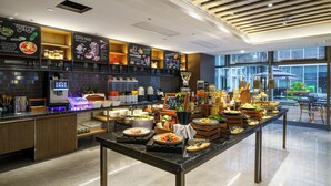 Un restaurante moderno con una barra larga que exhibe varios platos, una estación para preparar café y un menú en una pizarra.