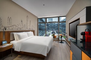 Kamar Basic | Seprai premium, minibar gratis, dan ruang kerja ramah laptop