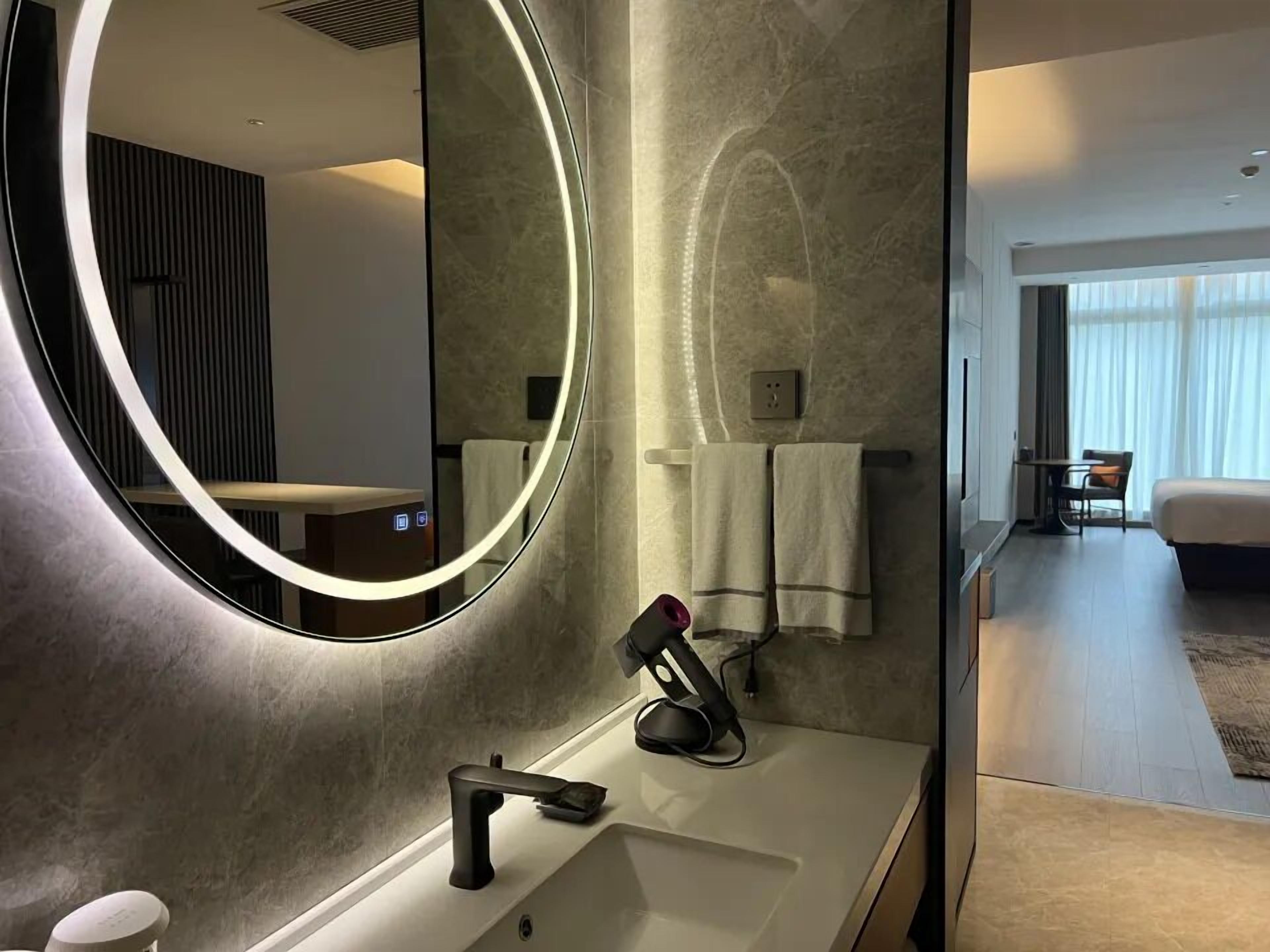 Buồng tắm vòi sen, vòi sen phun mưa, máy sấy tóc, dép đi trong nhà 