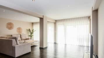 Leilighet – deluxe | Oppholdsområde | Flatskjerm-TV