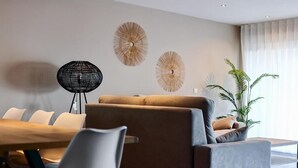 A modern living room with a sofa, chairs, and a floor lamp. - Apartamentos Mirador  (Benidorm)
