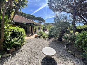 Property grounds - Beachside House with Pool – 4 Bedrooms – Walk to Heraclee Beach (La Croix-Valmer)