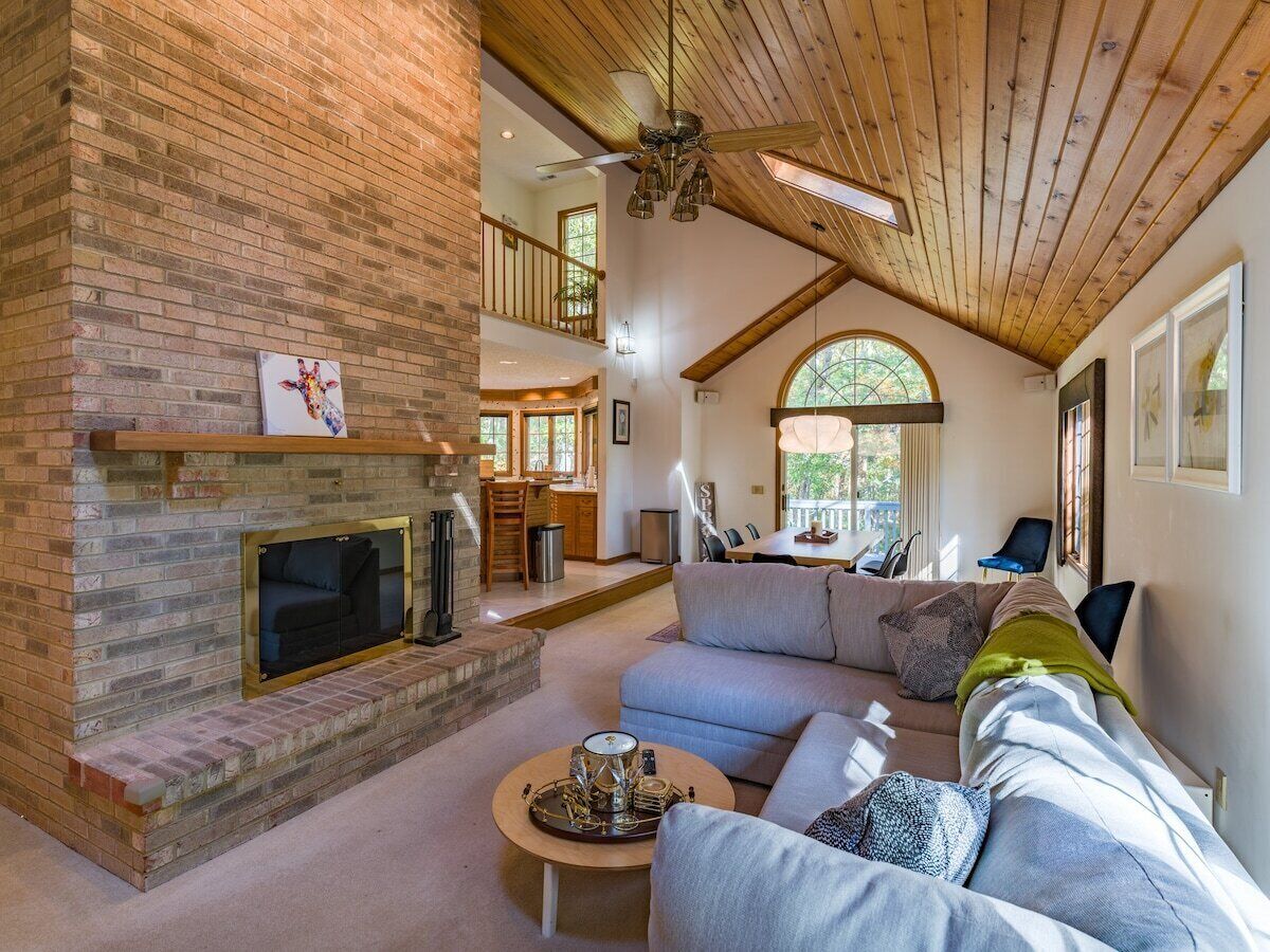 Luxe Ski Chalet | Hot tub, Fire pit & Game room