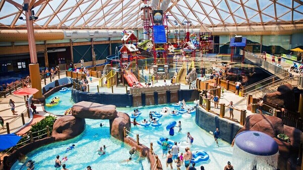 Un parc aquatique intérieur doté de plusieurs piscines, de toboggans et d’aires de jeux.