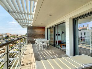 Outdoor dining - 1BR Apartment for 4 in Carnon - Terrace, Garage, Steps from the Beach (Mauguio)