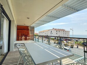 Outdoor dining - 1BR Apartment for 4 in Carnon - Terrace, Garage, Steps from the Beach (Mauguio)