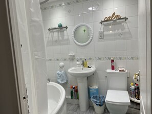 Towels, soap, shampoo, toilet paper