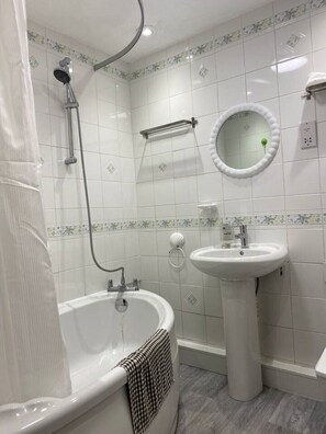 Towels, soap, shampoo, toilet paper - Home suitable for both contractors & family in Milton Keynes-Bradwell (Bradwell)
