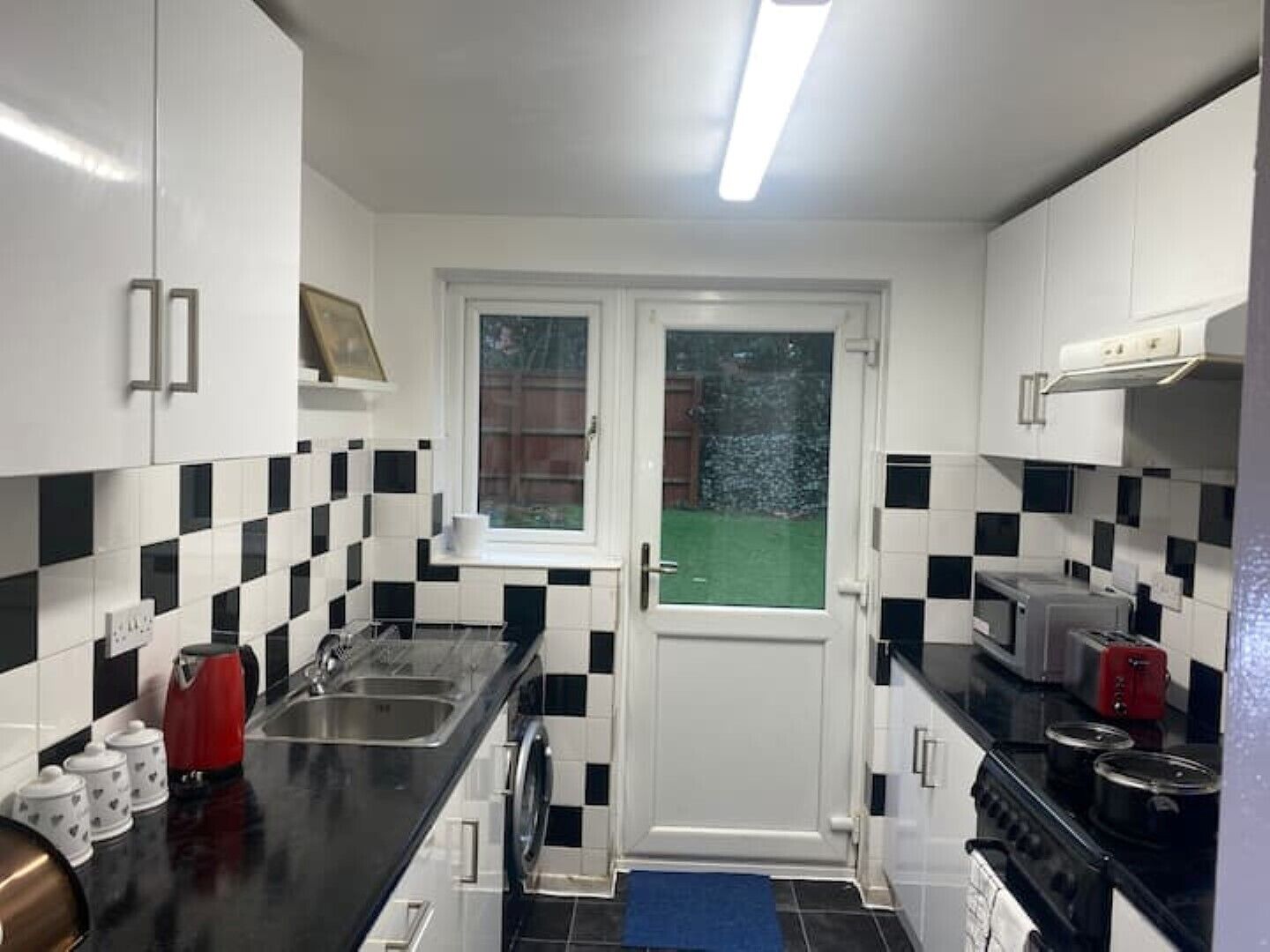 Réfrigérateur, micro-ondes, four, bouilloire électrique