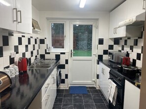 Fridge, microwave, oven, electric kettle - Home suitable for both contractors & family in Milton Keynes-Bradwell (Bradwell)