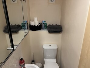 Shower, towels, soap, shampoo - Flat In Willen - Milton Keynes suitable for contractors and family staycations  (Milton Keynes)