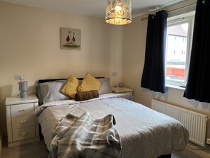 2 bedrooms, iron/ironing board, free WiFi, bed sheets - Flat In Willen - Milton Keynes suitable for contractors and family staycations  (Milton Keynes)