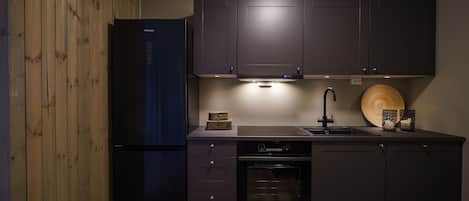 Refrigerador con freezer, horno, placa de cocina, lavavajillas