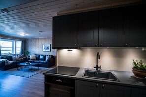 Apartamento grand | Cozinha privada | Geladeira grande, fogão, cooktop, lava-louças