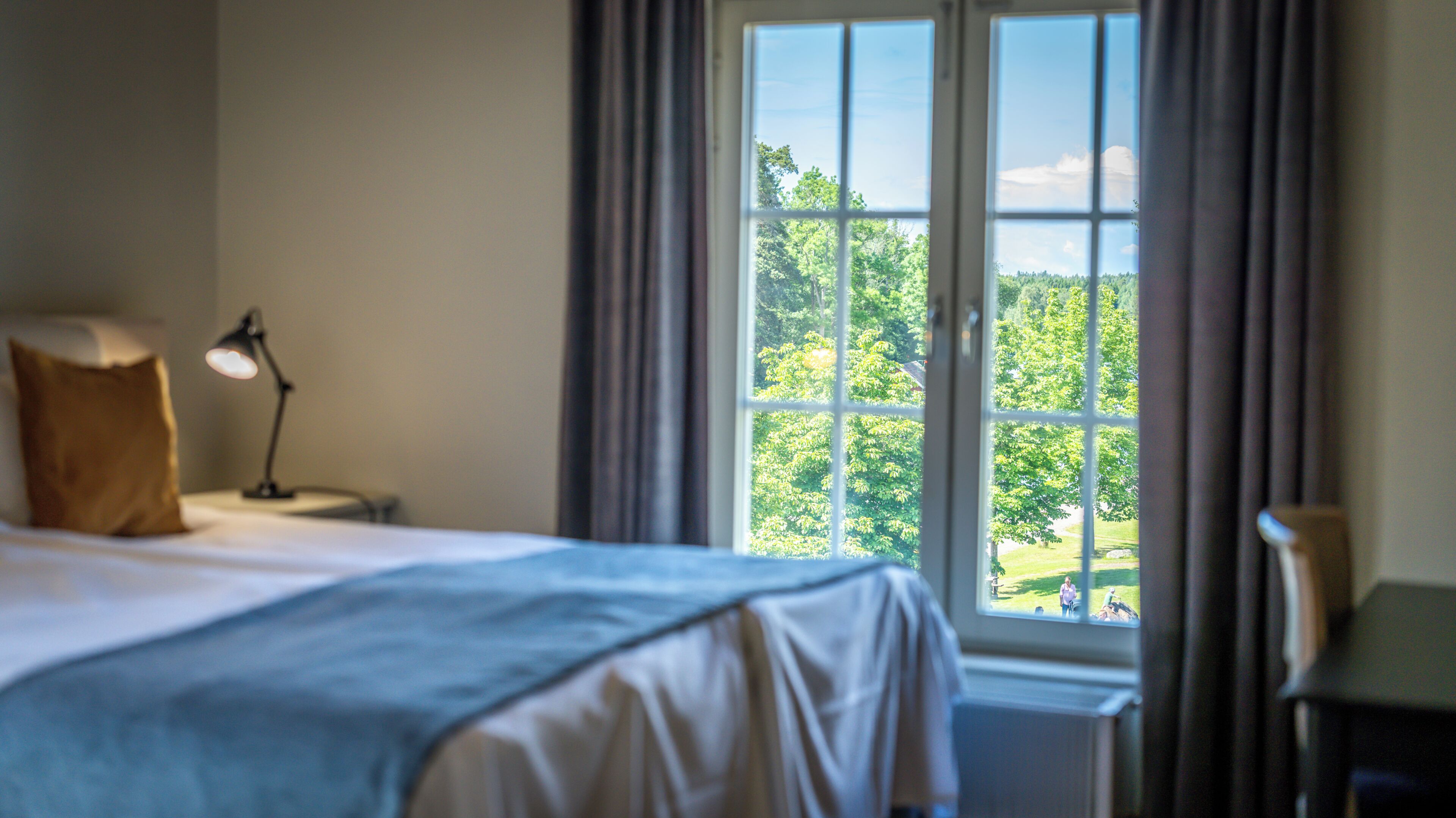 Dobbeltrom – standard | Individuelt dekorert, skrivebord, blendingsgardiner og strykejern/-brett