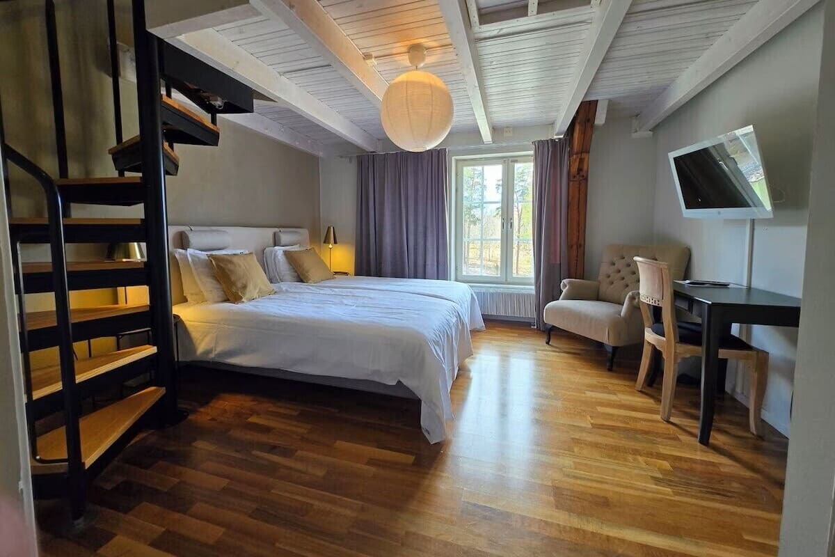 Panoramic Quadruple Room, Canal View | Individually decorated, desk, blackout curtains, iron/ironing board