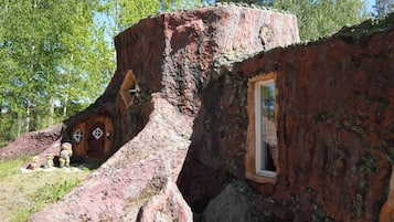 Casa sull'albero | Con stile personalizzato, con arredamento individuale, una scrivania