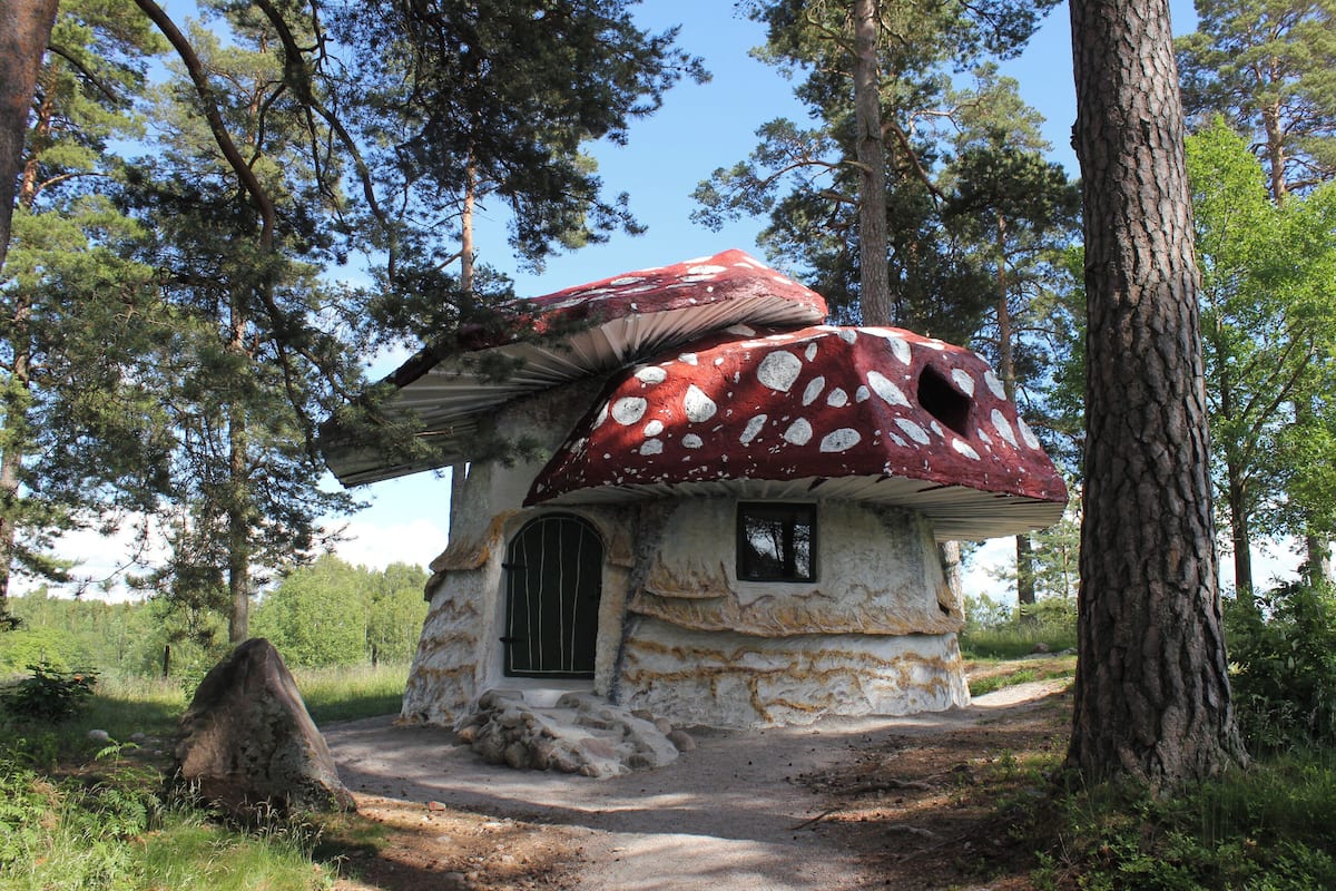Grand Tree House | Individually decorated, desk, blackout curtains, iron/ironing board