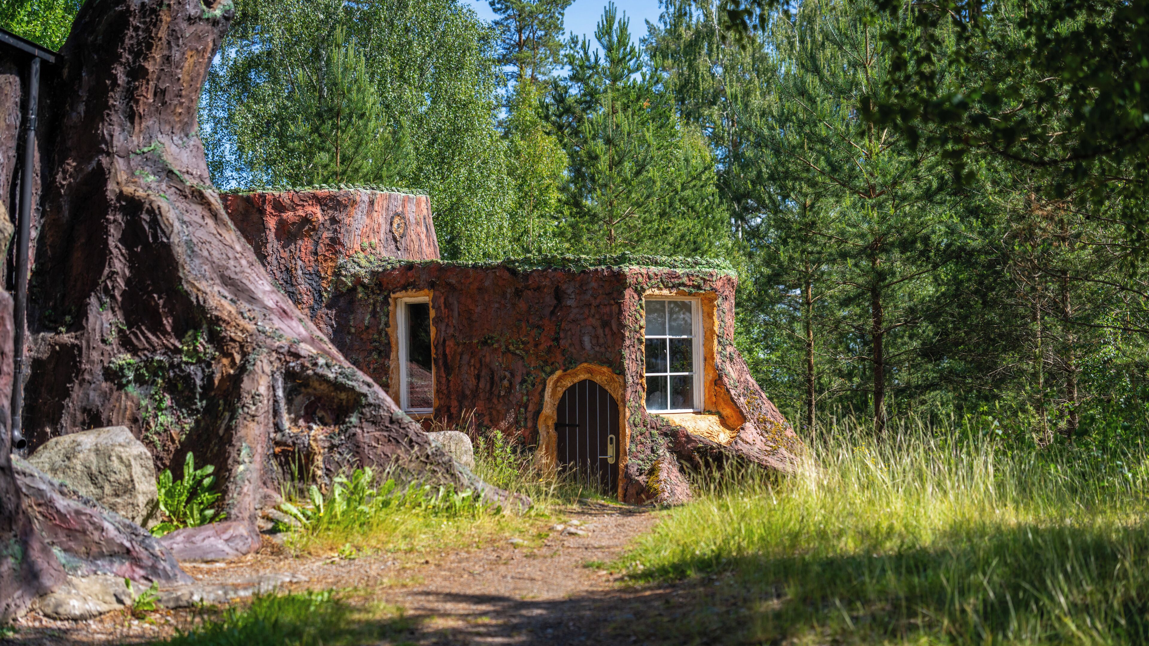 Trehytte | Individuelt dekorert, skrivebord, blendingsgardiner og strykejern/-brett