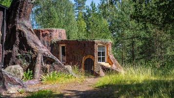 Trehytte | Individuelt dekorert, skrivebord, blendingsgardiner og strykejern/-brett