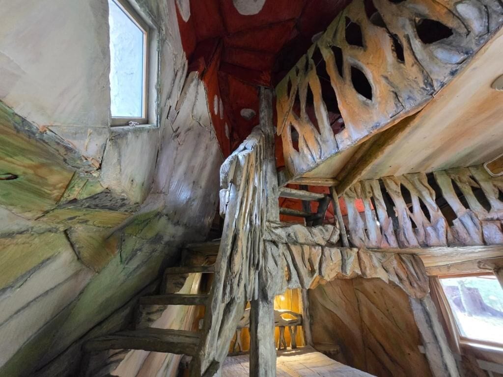 Casa de árbol Grand | Decoración personalizada, muebles diferentes y escritorio 