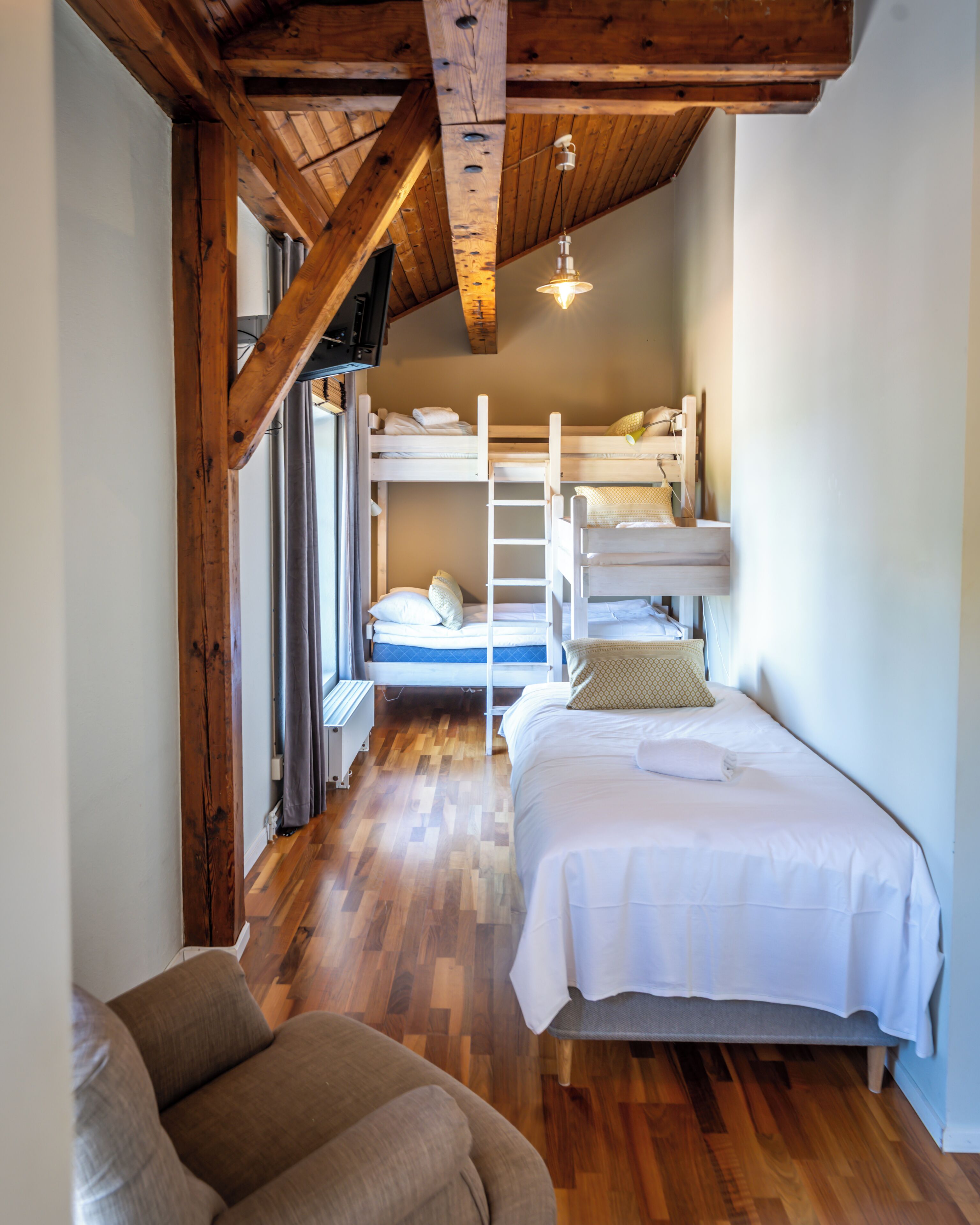 Firemannsrom | Individuelt dekorert, skrivebord, blendingsgardiner og strykejern/-brett