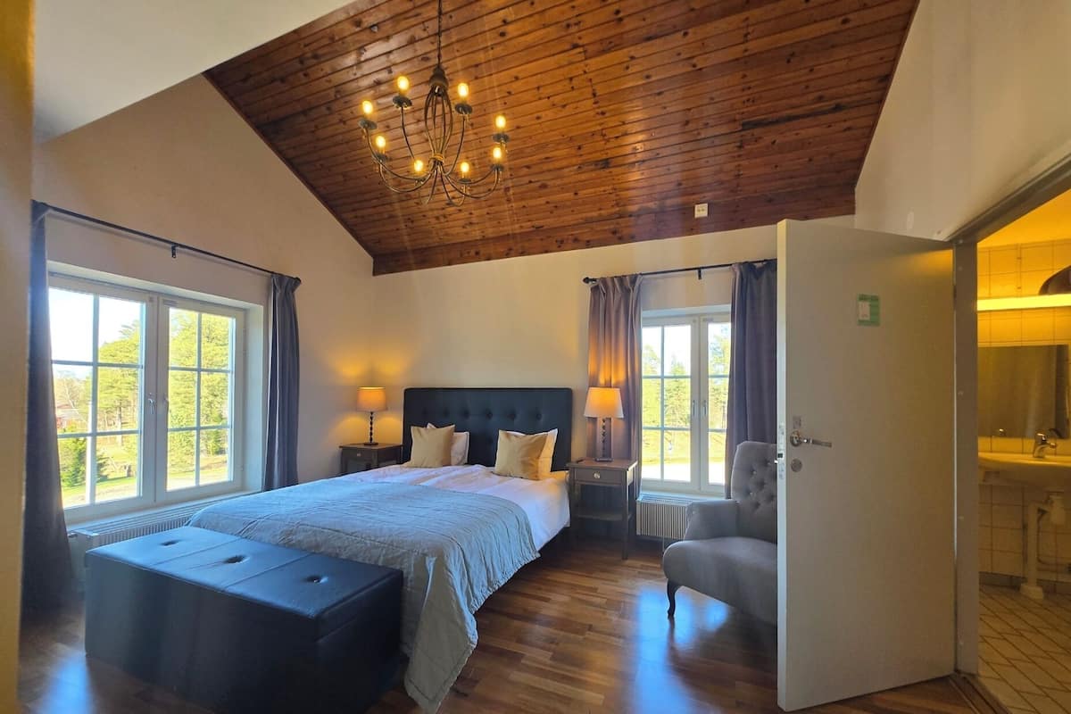 Triple Room | Individually decorated, desk, blackout curtains, iron/ironing board