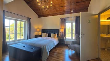 Triple Room | Individually decorated, desk, blackout curtains, iron/ironing board