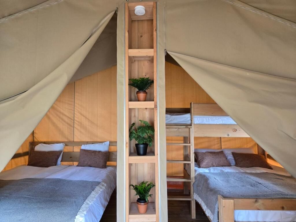 Familietelt | Individuelt dekorert, skrivebord, blendingsgardiner og strykejern/-brett