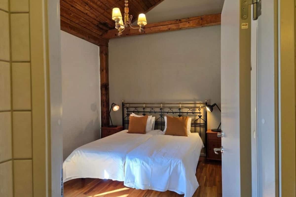 Double Room | Individually decorated, desk, blackout curtains, iron/ironing board